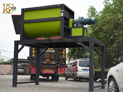 臥式加熱攪拌機(jī)上料有什么配套裝置？