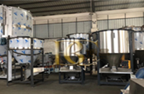 立式攪拌機放料勿放滿桶，影響攪拌效果！